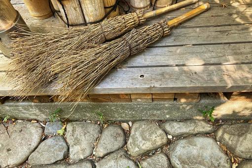 横たわっている２本の竹箒